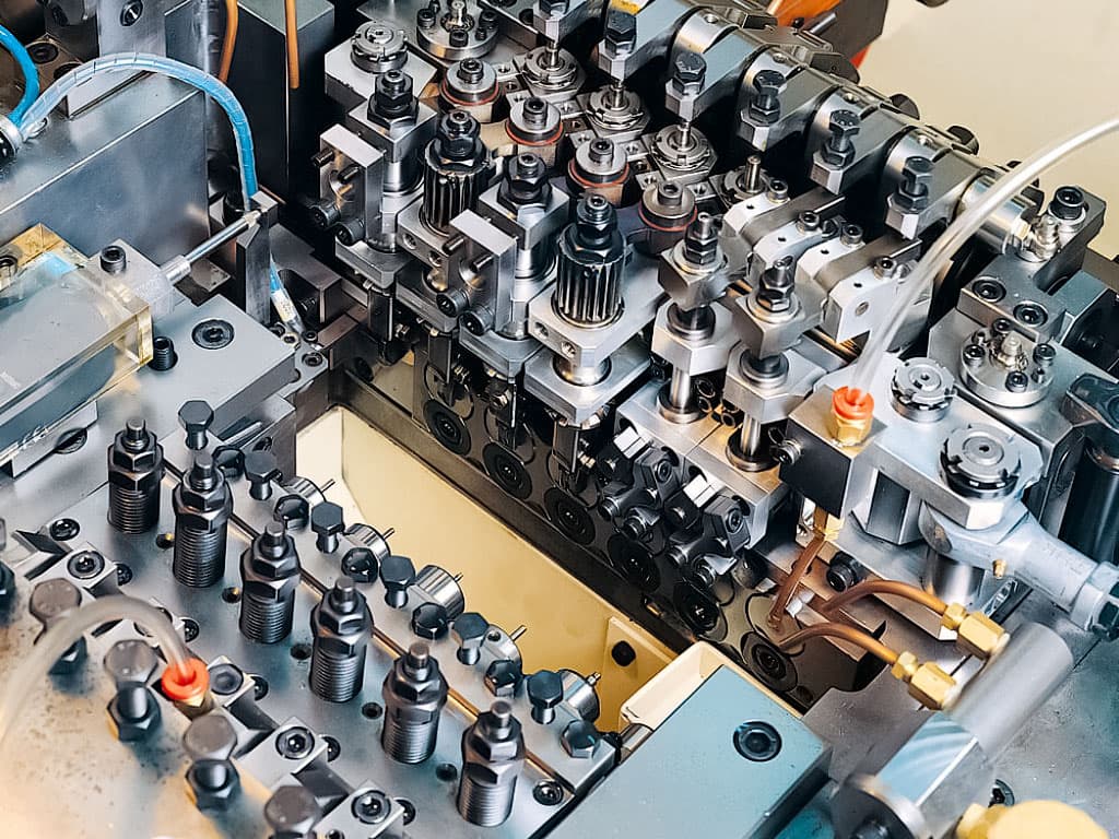 design features of the 6-die 6-blow cold heading machine