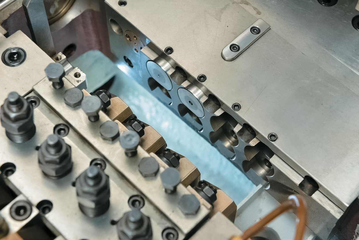 design features of the 4-die 4-blow cold heading machine