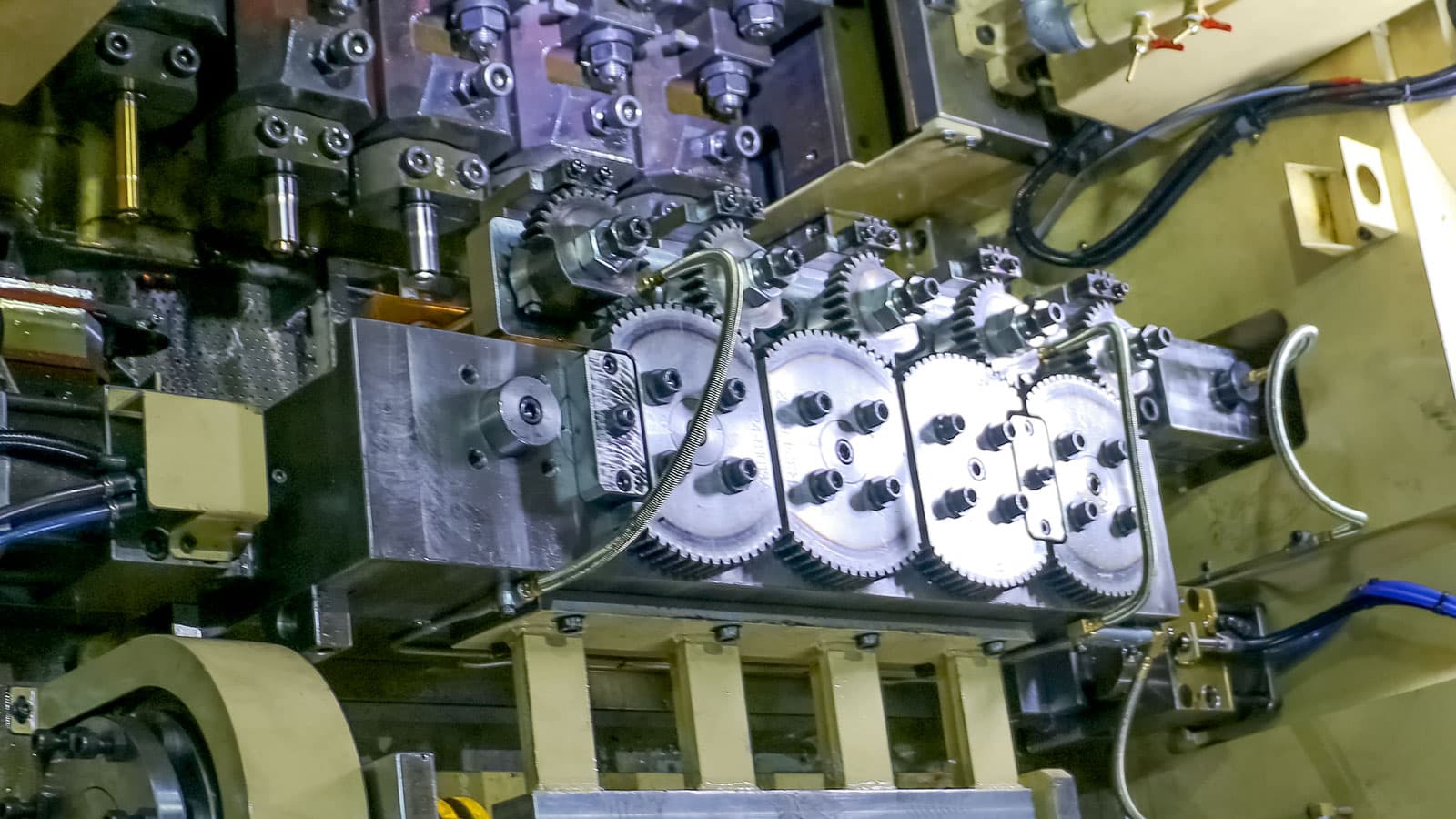 transfer mechanism of the workpieces between positions