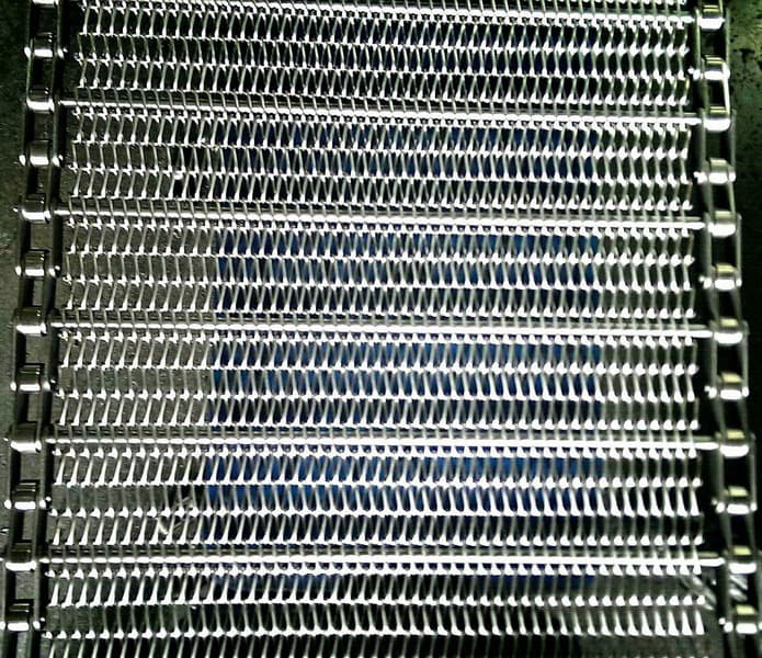 Conveyor belt with reinforced S-shaped cell coupling construction