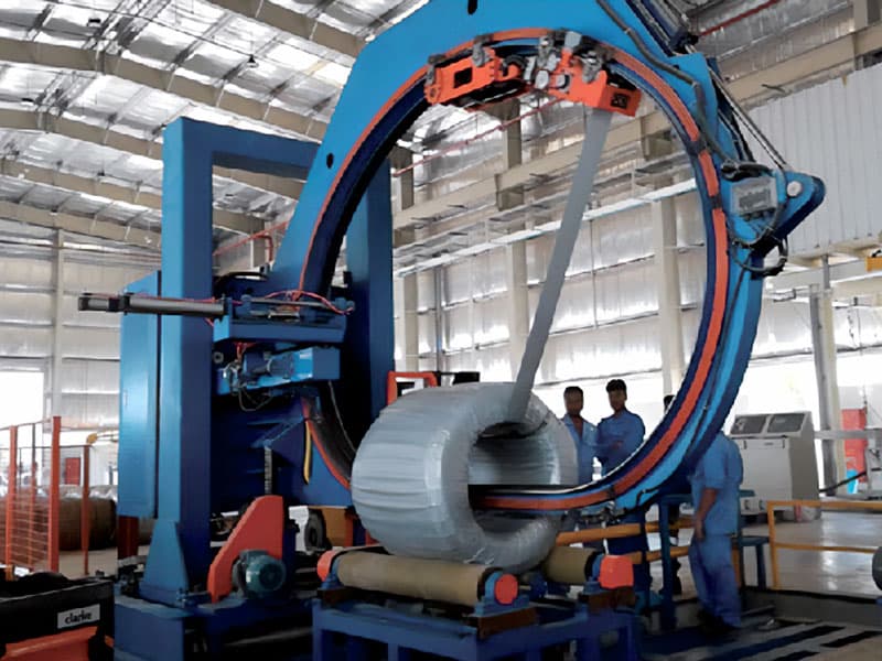 packaging machine for wide metal rolls